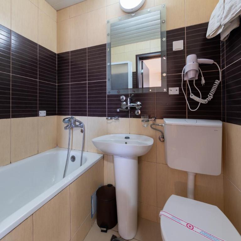 Garni Hotel S Coast - Dvokrevetna Soba sa Bračnim Krevetom i Balkonom - 5