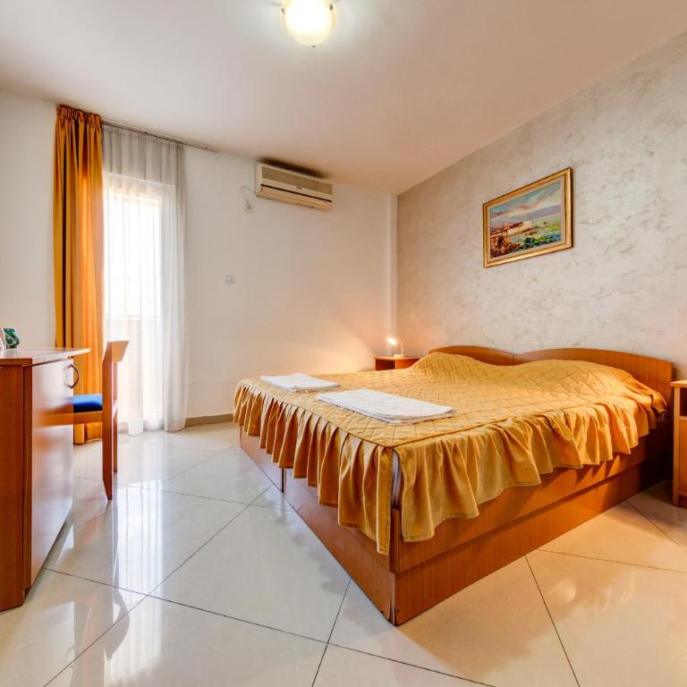 Garni Hotel S Coast - Dvokrevetna Soba sa Bračnim Krevetom i Balkonom - 2