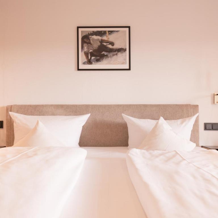 Mittelburg Wellnesshotel - Zimmer mit Kingsize-Bett und Bergblick - 2