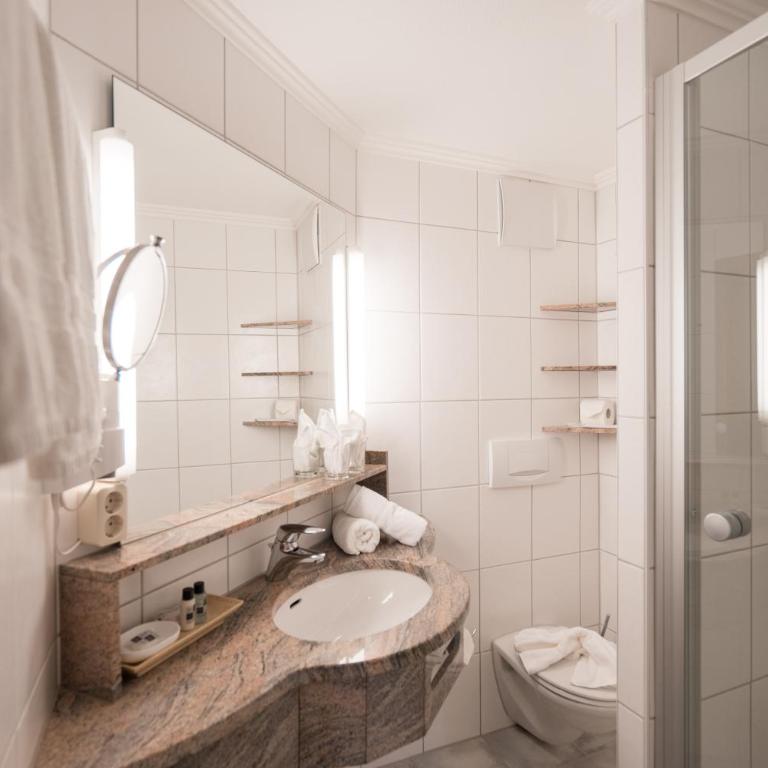 Mittelburg Wellnesshotel - Zimmer mit Kingsize-Bett und Bergblick - 6