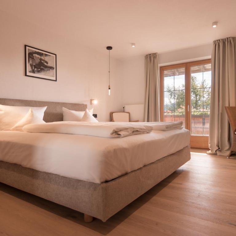 Mittelburg Wellnesshotel - Zimmer mit Kingsize-Bett und Bergblick - 3