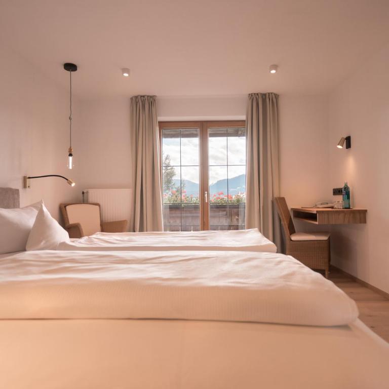 Mittelburg Wellnesshotel - Zimmer mit Kingsize-Bett und Bergblick - 4