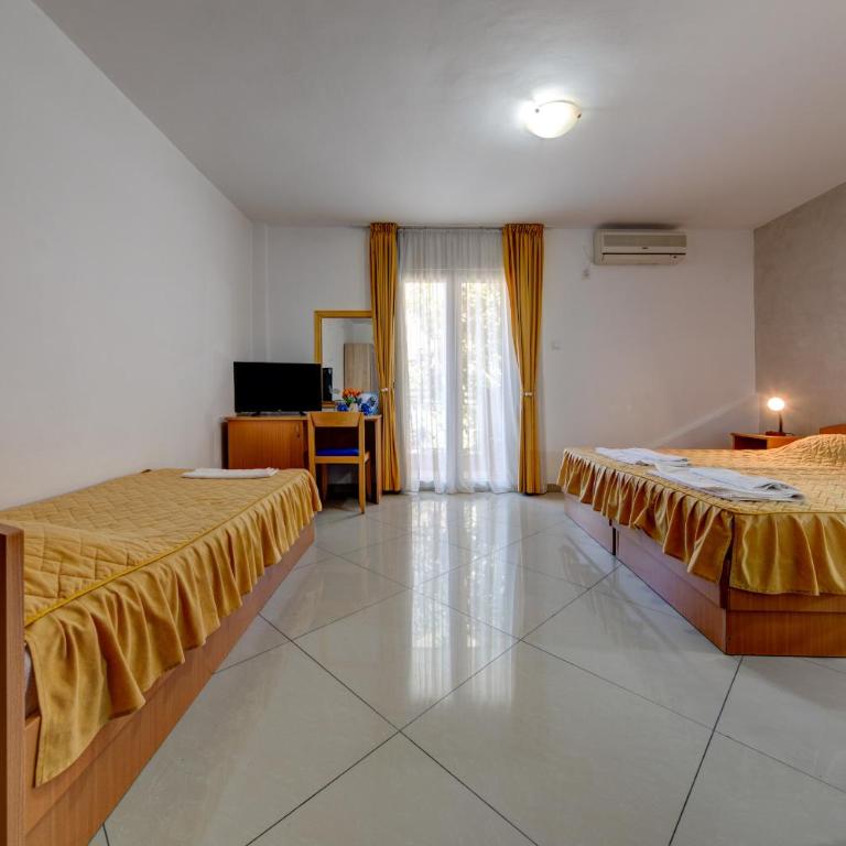 Garni Hotel S Coast - Trokrevetna Soba - 1