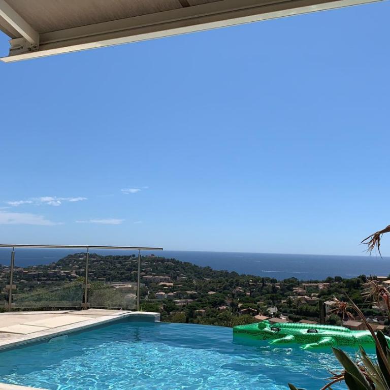 new! Villa privée avec piscine individuelle et vue mer panoramique, au calme, proche plages et Saint-Tropez - Maison 3 Chambres - 27