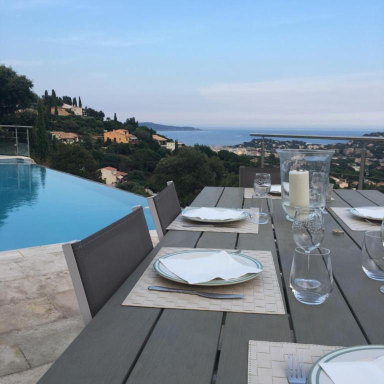new! Villa privée avec piscine individuelle et vue mer panoramique, au calme, proche plages et Saint-Tropez - Maison 3 Chambres - 9