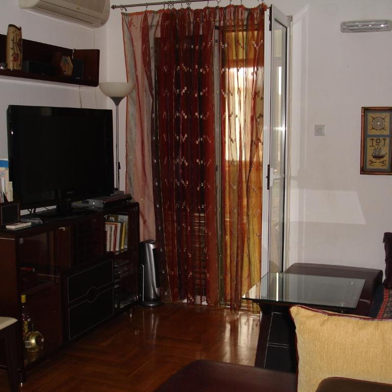 Apartments At Two Sisters - Apartment with Balcony - 8