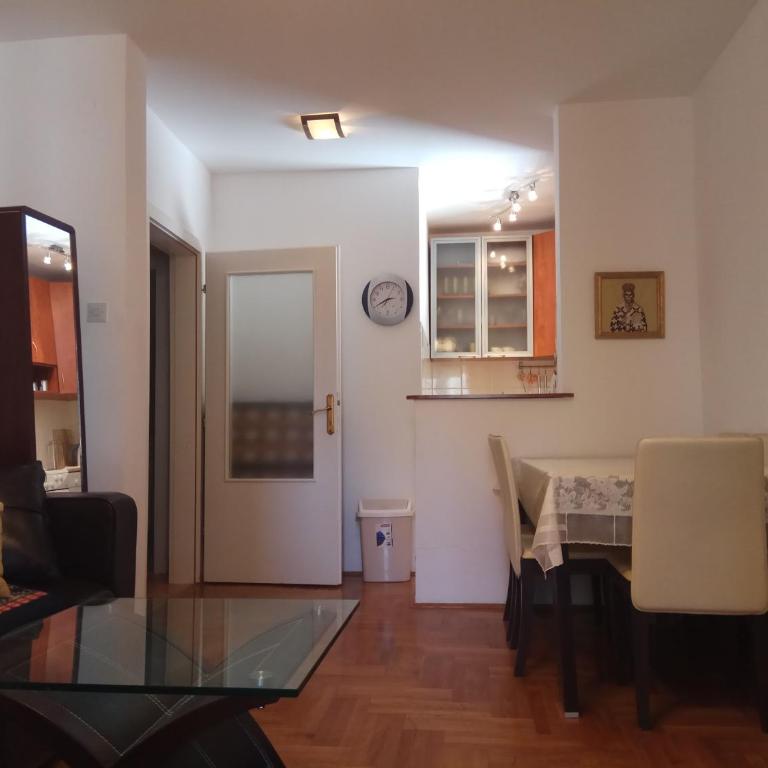 Apartments At Two Sisters - Apartment with Balcony - 6