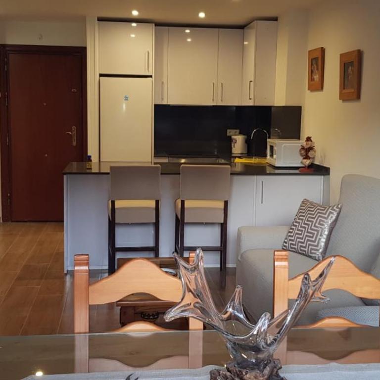 Piso reformado a estrenar cerca playa y centro - Two-Bedroom Apartment - 3