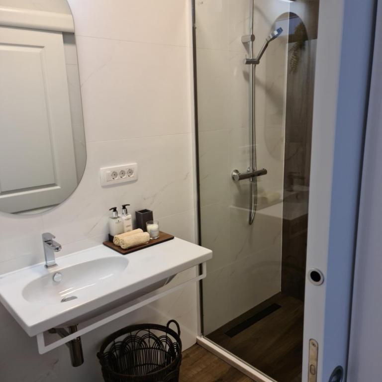 Apartments GB - Deluxe Double Room - 8