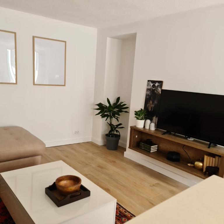 Apartments GB - One-Bedroom Apartment - 11