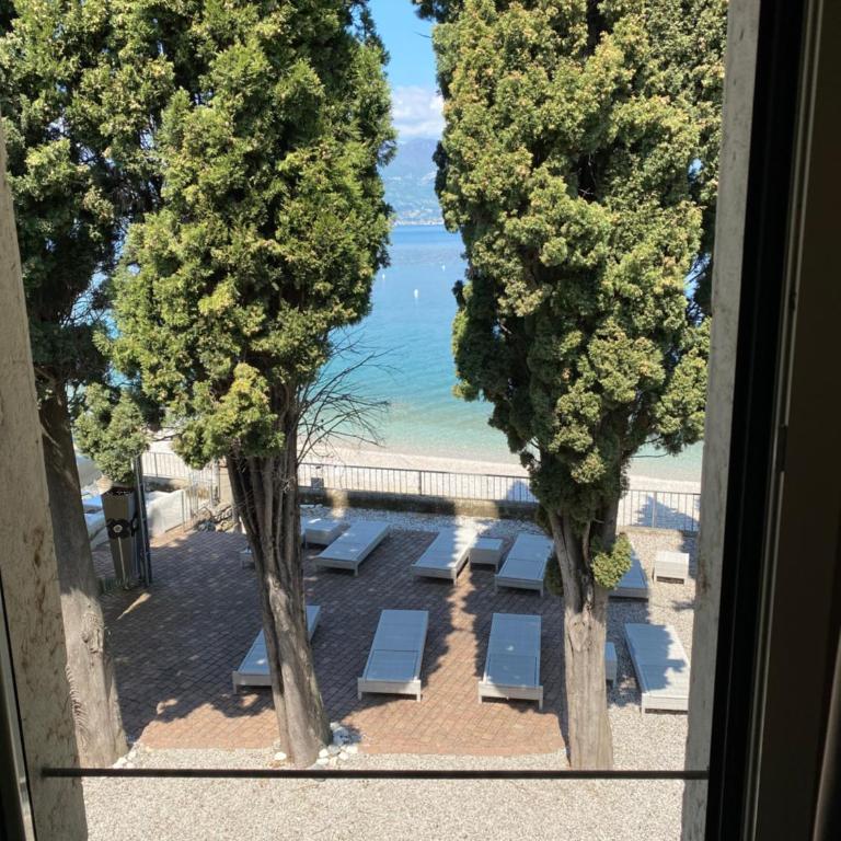 Hotel Baia dei Pini - Camera Matrimoniale con Balcone e Vista Lago - 6