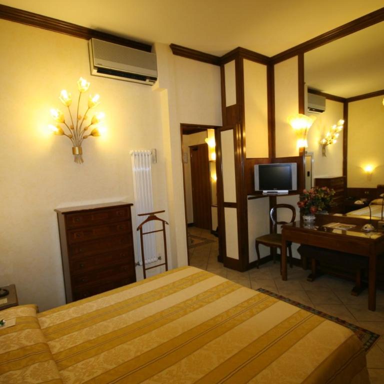 Hotel Italia City Center - Camera Tripla Classic - 3