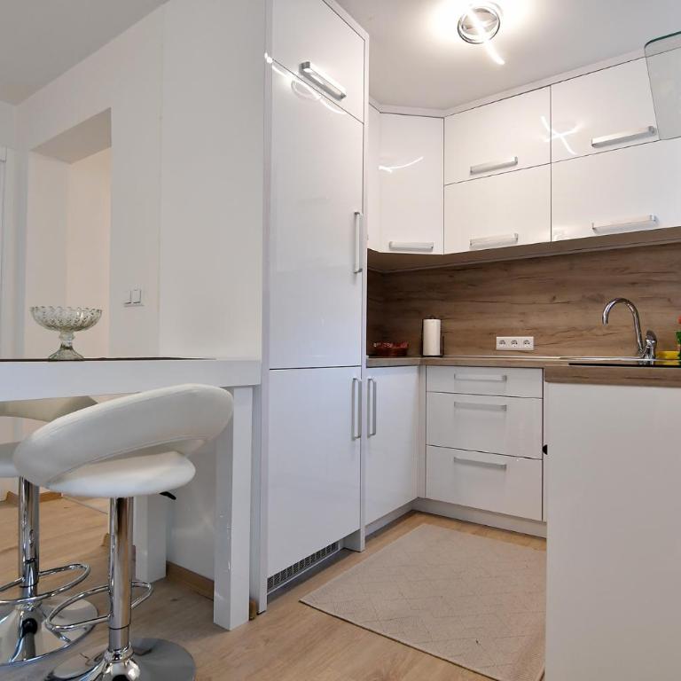 Garden of Dreams & Free Private Parking - Apartment with City View - 7