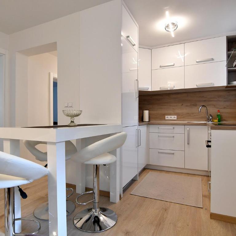 Garden of Dreams & Free Private Parking - Apartment with City View - 10