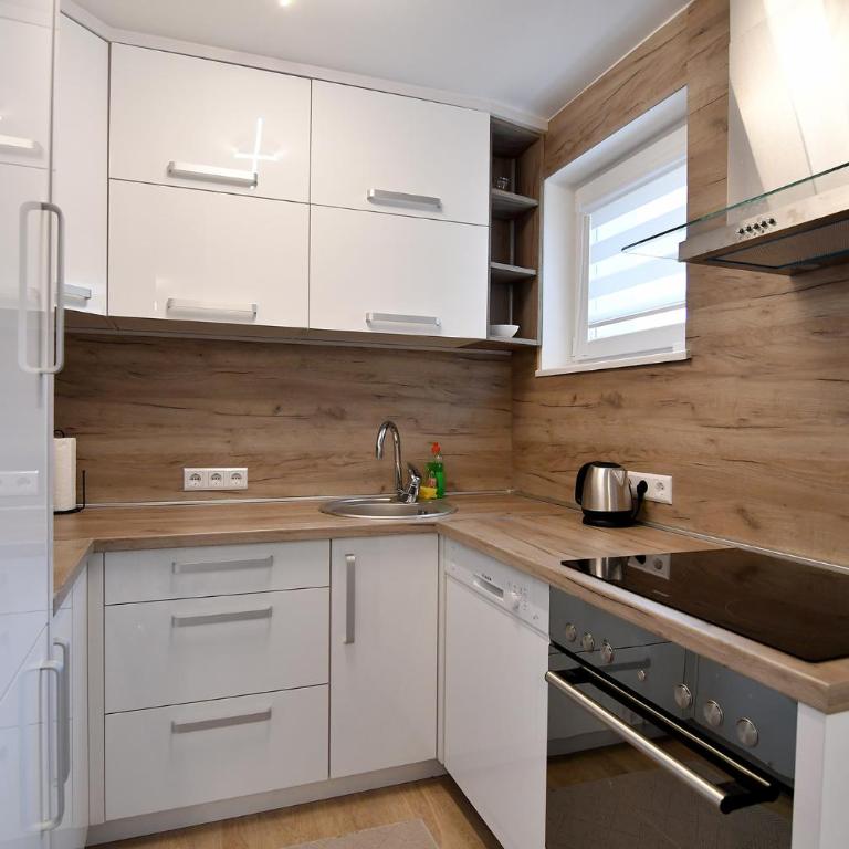 Garden of Dreams & Free Private Parking - Apartment with City View - 11