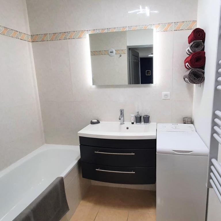 L'Atalante, 2 pièces 47m2 rénové résidence piscine - Appartement 1 Chambre - 13