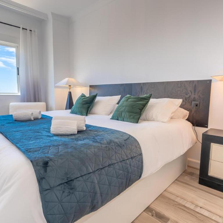 Panamanian Blue Sea View Flat - Three-Bedroom Apartment - 1