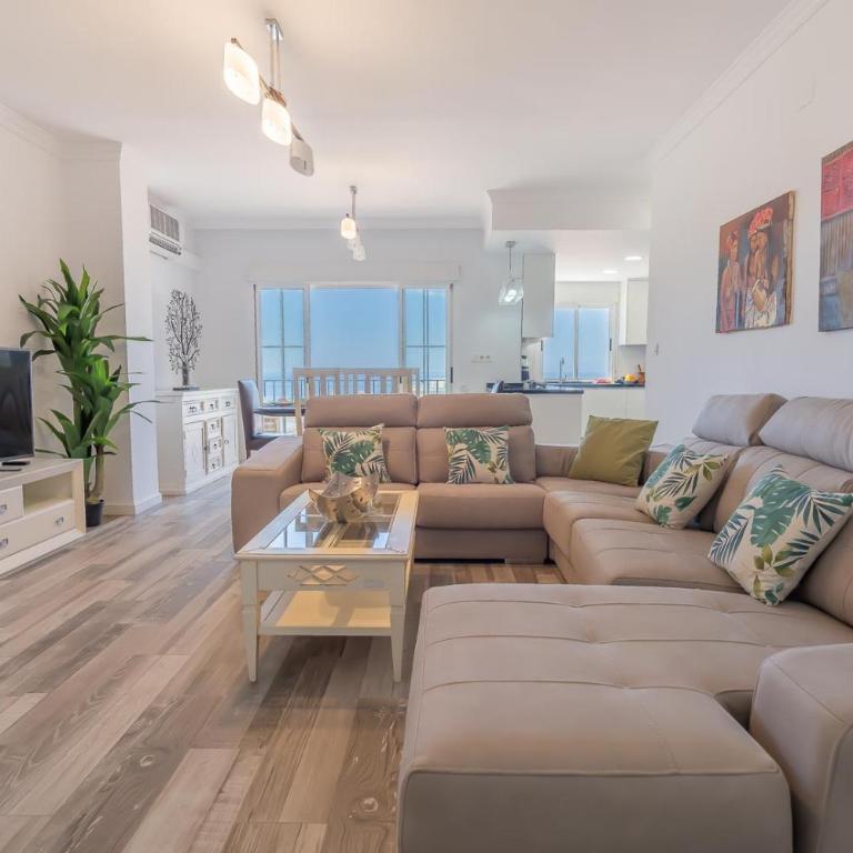 Panamanian Blue Sea View Flat - Three-Bedroom Apartment - 14