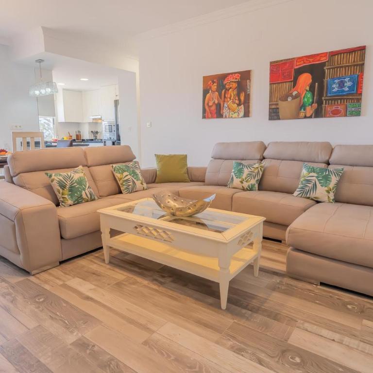 Panamanian Blue Sea View Flat - Three-Bedroom Apartment - 16