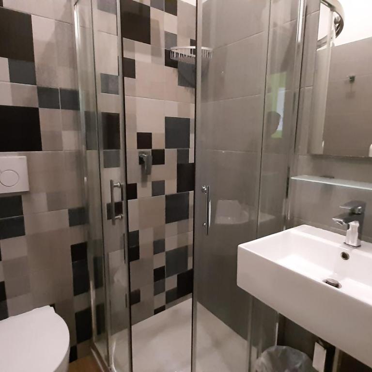 Youth Station Hostel - Camera Doppia con Letti Singoli con Bagno Privato - 2