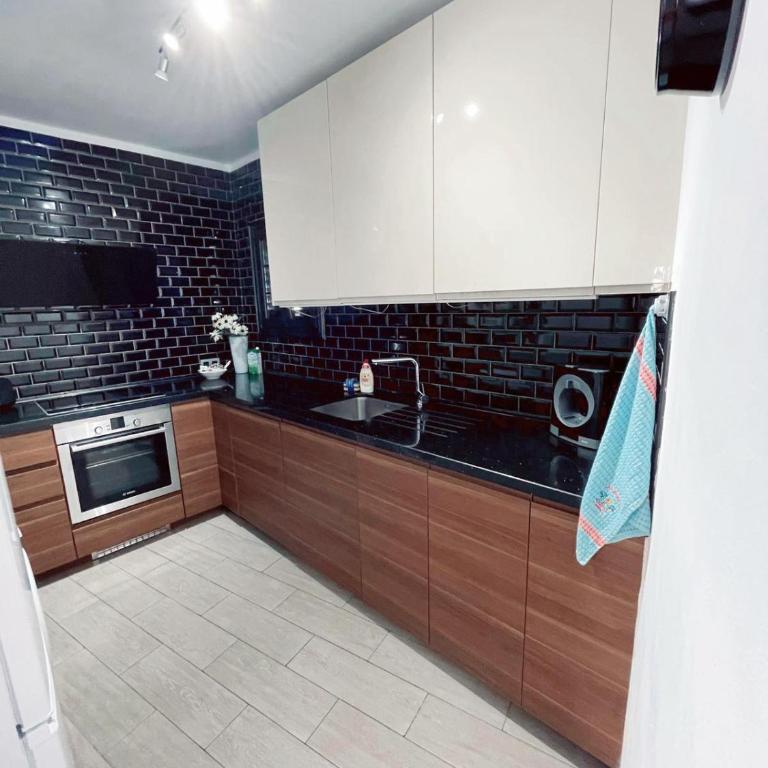 Lovely pool view apartment near beach, Luz y Mar + Vv License - Two-Bedroom Apartment - 13