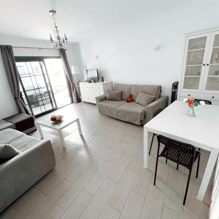 Lovely pool view apartment near beach, Luz y Mar + Vv License - Two-Bedroom Apartment - 2