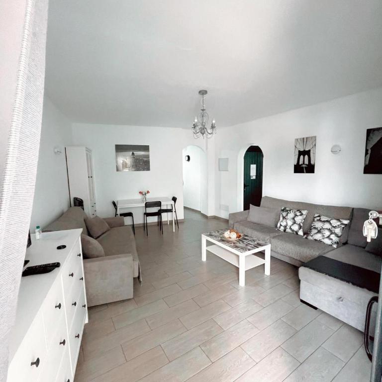 Lovely pool view apartment near beach, Luz y Mar + Vv License - Two-Bedroom Apartment - 11
