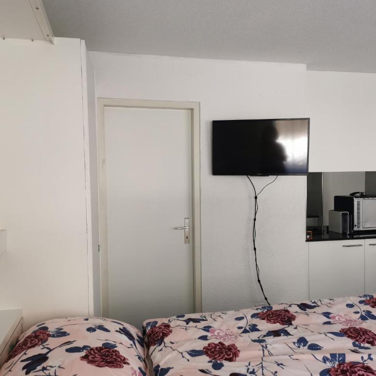 Modern renoviert mit Hallenbad + Fitness - Studio-Apartment - 16