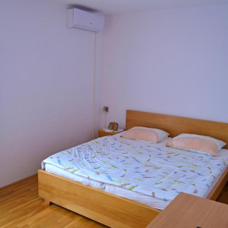 Tivat Apartments - Dvokrevetna Soba sa Bračnim Krevetom i Pogledom na Planinu - 1