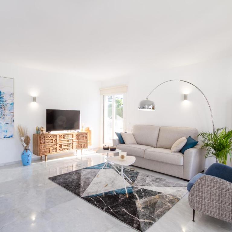 MARBELLA BANUS SUITES - Lis - Banús - Spectacular 1BR - 1BA - Stylishly Redecorated - Super Bright - 3 Outdoor Terraces - Outdoor Dining & Lounge Areas - Pool - Perfect for Couples - Apartamento Deluxe - 4