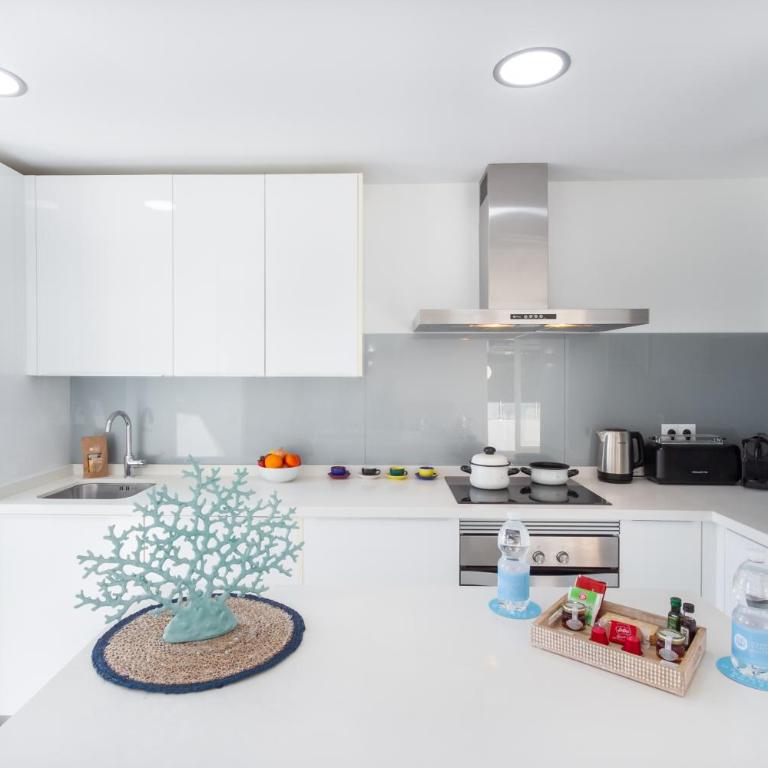 MARBELLA BANUS SUITES - Lis - Banús - Spectacular 1BR - 1BA - Stylishly Redecorated - Super Bright - 3 Outdoor Terraces - Outdoor Dining & Lounge Areas - Pool - Perfect for Couples - Apartamento Deluxe - 6