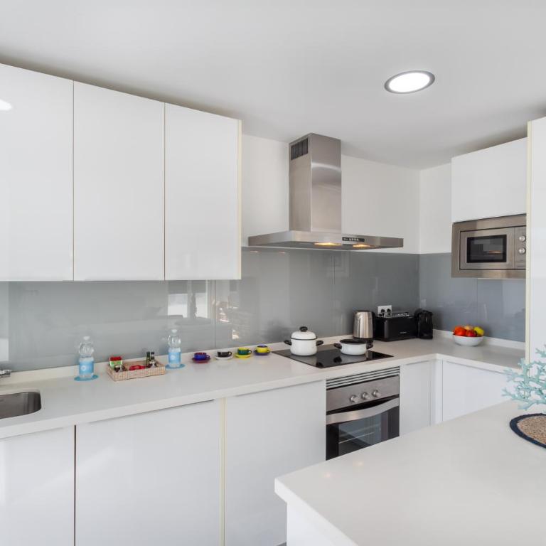 MARBELLA BANUS SUITES - Lis - Banús - Spectacular 1BR - 1BA - Stylishly Redecorated - Super Bright - 3 Outdoor Terraces - Outdoor Dining & Lounge Areas - Pool - Perfect for Couples - Apartamento Deluxe - 21