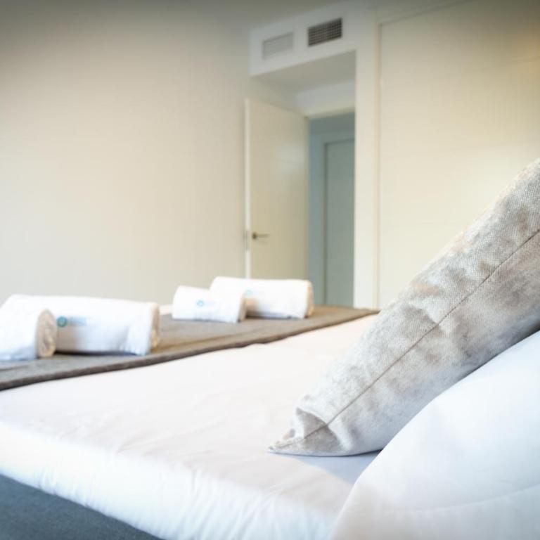 MARBELLA BANUS SUITES - Lis - Banús - Spectacular 1BR - 1BA - Stylishly Redecorated - Super Bright - 3 Outdoor Terraces - Outdoor Dining & Lounge Areas - Pool - Perfect for Couples - Apartamento Deluxe - 24