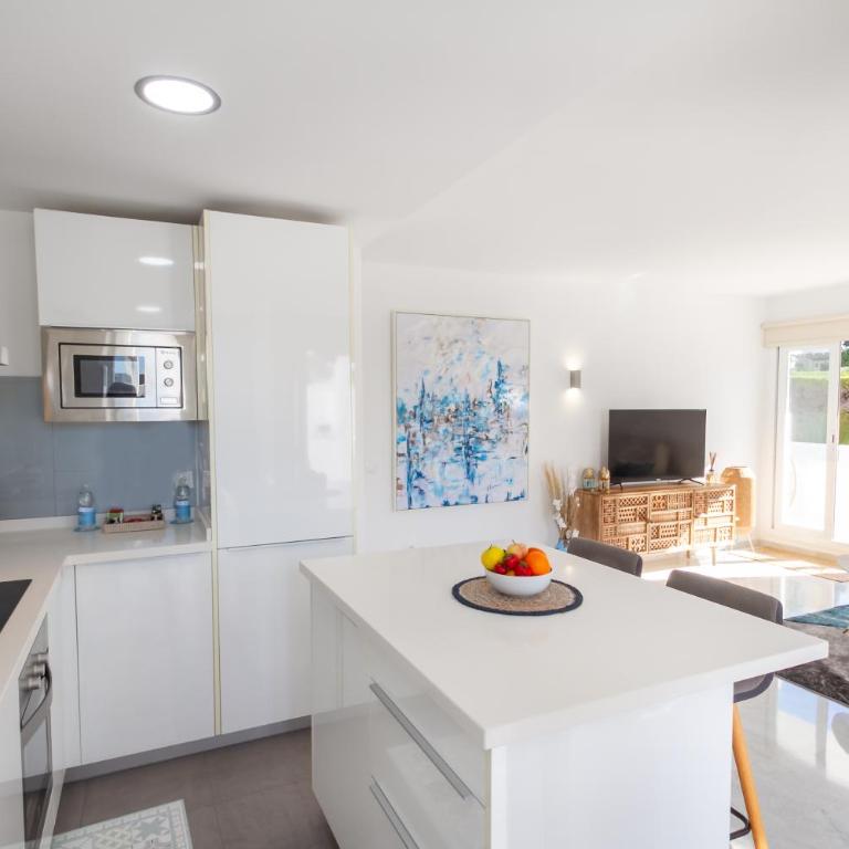 MARBELLA BANUS SUITES - Lis - Banús - Spectacular 1BR - 1BA - Stylishly Redecorated - Super Bright - 3 Outdoor Terraces - Outdoor Dining & Lounge Areas - Pool - Perfect for Couples - Apartamento Deluxe - 9