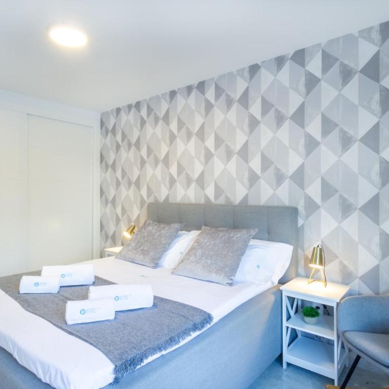 MARBELLA BANUS SUITES - Lis - Banús - Spectacular 1BR - 1BA - Stylishly Redecorated - Super Bright - 3 Outdoor Terraces - Outdoor Dining & Lounge Areas - Pool - Perfect for Couples - Apartamento Deluxe - 23