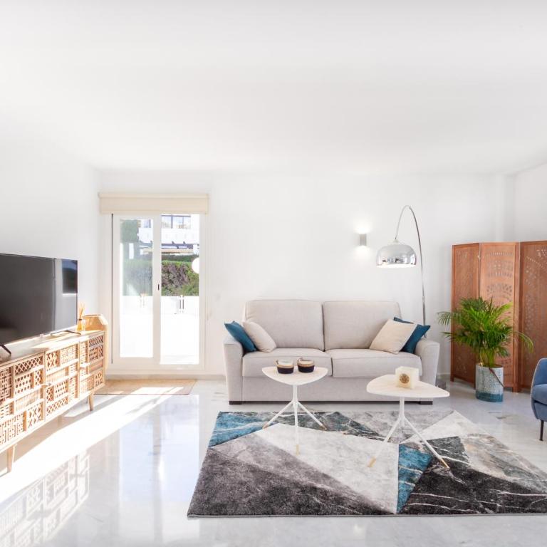 MARBELLA BANUS SUITES - Lis - Banús - Spectacular 1BR - 1BA - Stylishly Redecorated - Super Bright - 3 Outdoor Terraces - Outdoor Dining & Lounge Areas - Pool - Perfect for Couples - Apartamento Deluxe - 14