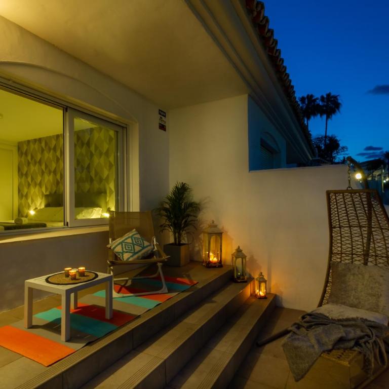 MARBELLA BANUS SUITES - Lis - Banús - Spectacular 1BR - 1BA - Stylishly Redecorated - Super Bright - 3 Outdoor Terraces - Outdoor Dining & Lounge Areas - Pool - Perfect for Couples - Apartamento Deluxe - 8