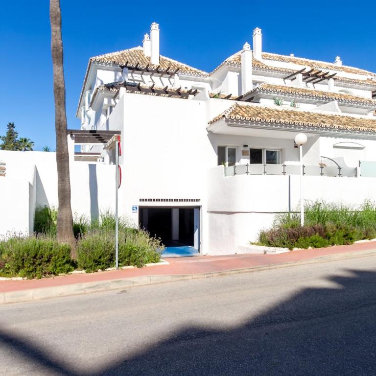 MARBELLA BANUS SUITES - Lis - Banús - Spectacular 1BR - 1BA - Stylishly Redecorated - Super Bright - 3 Outdoor Terraces - Outdoor Dining & Lounge Areas - Pool - Perfect for Couples - Apartamento Deluxe - 39
