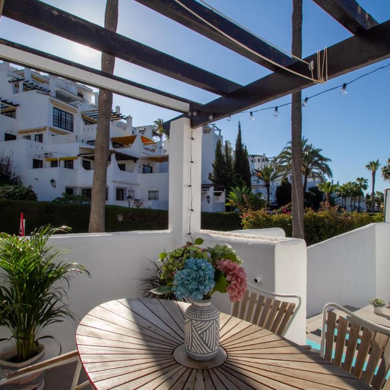 MARBELLA BANUS SUITES - Lis - Banús - Spectacular 1BR - 1BA - Stylishly Redecorated - Super Bright - 3 Outdoor Terraces - Outdoor Dining & Lounge Areas - Pool - Perfect for Couples - Apartamento Deluxe - 34