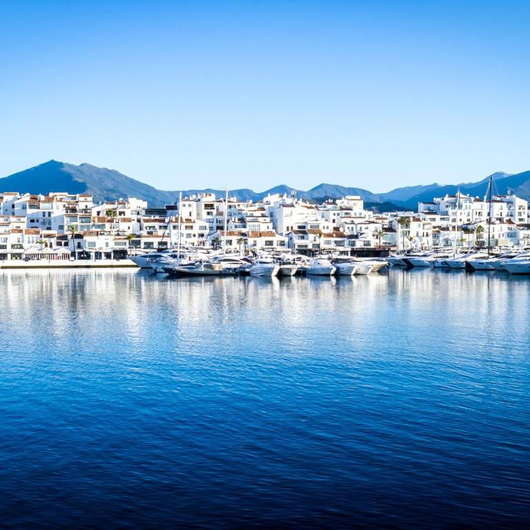 MARBELLA BANUS SUITES - Lis - Banús - Spectacular 1BR - 1BA - Stylishly Redecorated - Super Bright - 3 Outdoor Terraces - Outdoor Dining & Lounge Areas - Pool - Perfect for Couples - Apartamento Deluxe - 43