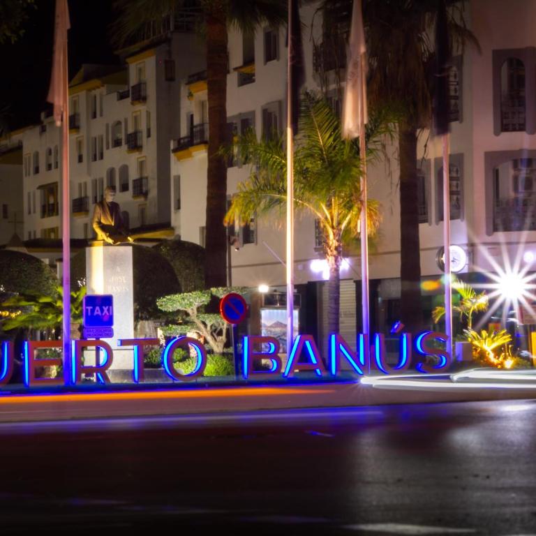 MARBELLA BANUS SUITES - Lis - Banús - Spectacular 1BR - 1BA - Stylishly Redecorated - Super Bright - 3 Outdoor Terraces - Outdoor Dining & Lounge Areas - Pool - Perfect for Couples - Apartamento Deluxe - 55