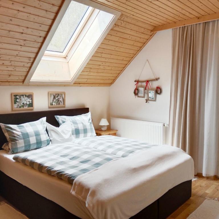 Bergbauernhof Stauder - Hirschbergalpakas - Doppelzimmer mit Balkon - 1