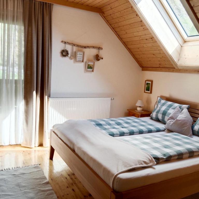 Bergbauernhof Stauder - Hirschbergalpakas - Doppelzimmer mit Balkon - 3