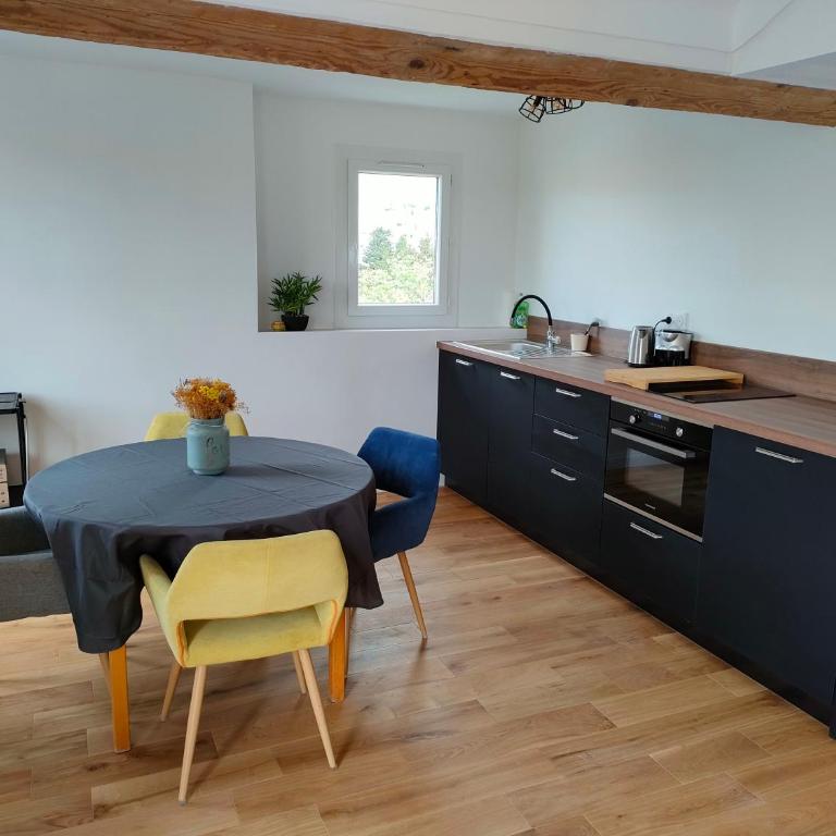 3 rooms, 2 bathrooms, in a villa. Lightfull, quiet and charm - Appartement 3 Chambres - 5
