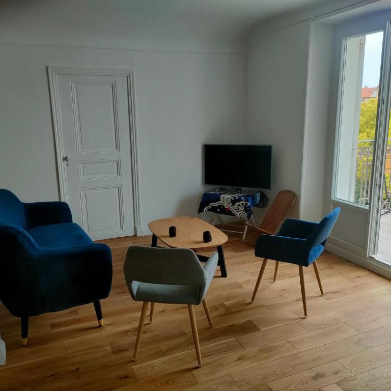 3 rooms, 2 bathrooms, in a villa. Lightfull, quiet and charm - Appartement 3 Chambres - 7