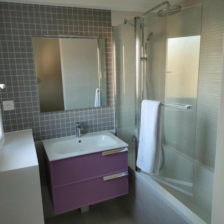 3 rooms, 2 bathrooms, in a villa. Lightfull, quiet and charm - Appartement 3 Chambres - 11