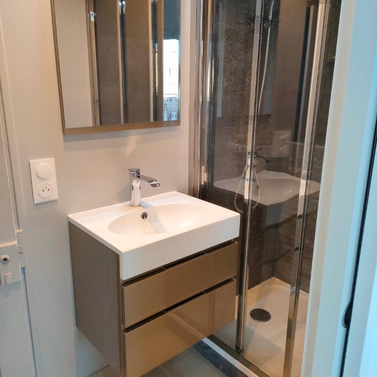 3 rooms, 2 bathrooms, in a villa. Lightfull, quiet and charm - Appartement 3 Chambres - 12