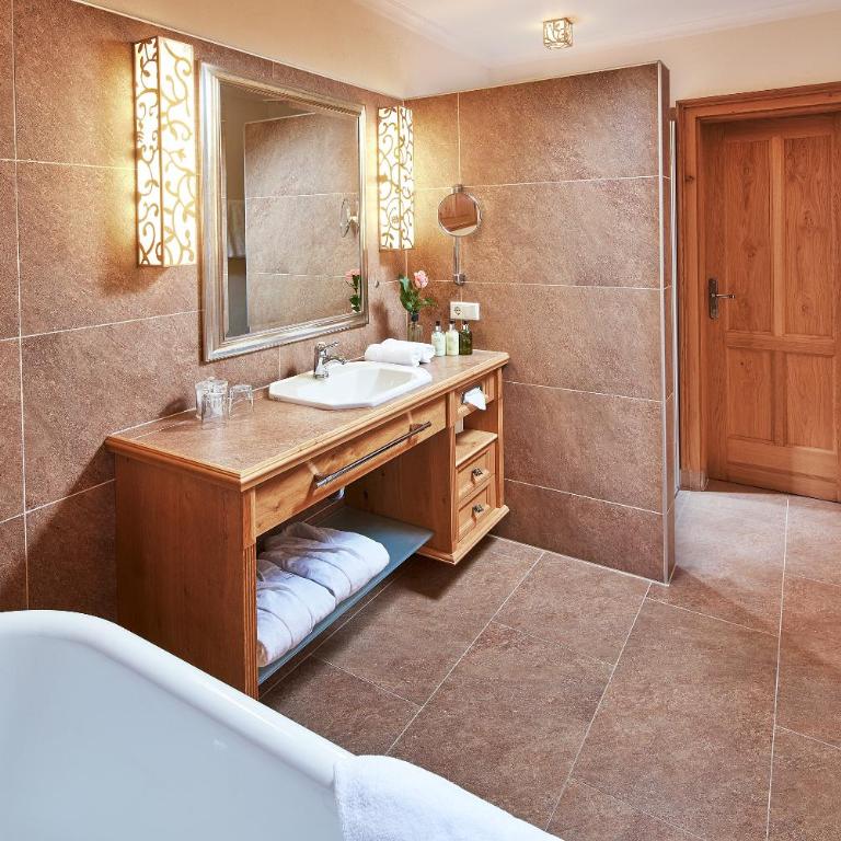 Hotel Schloss Mittersill - Doppelzimmer mit Balkon - 1