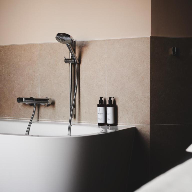 Boutique Hotel das Salz - Bubble Bath Suite - mit Badewanne und Dachterrasse - 2