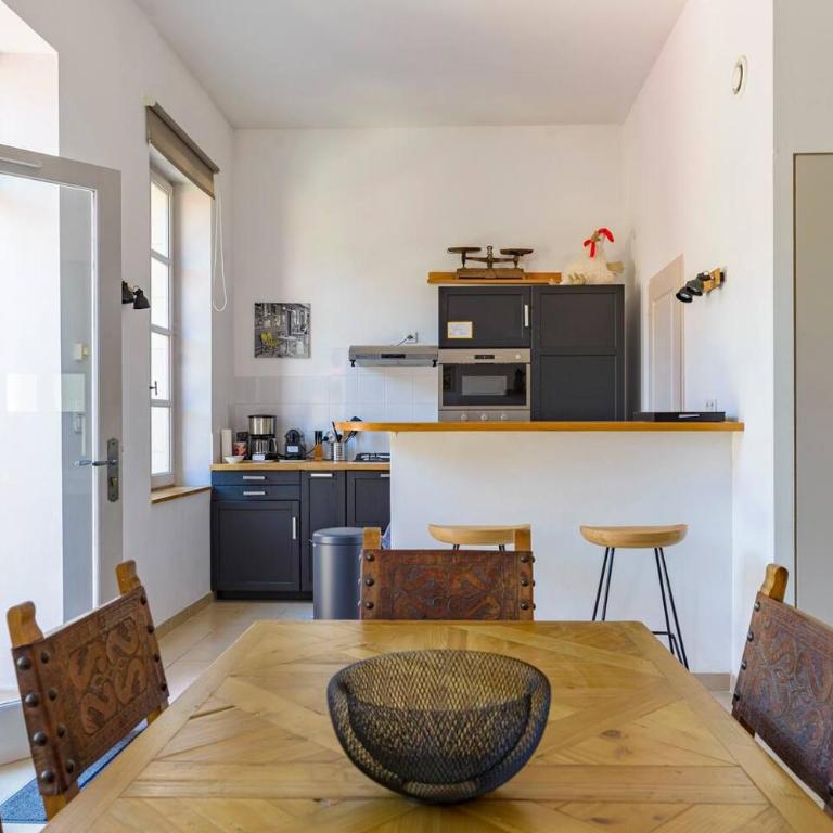 Maison de village façon Loft, avec cour et airco, dans le centre historique - Three-Bedroom Townhouse - 4